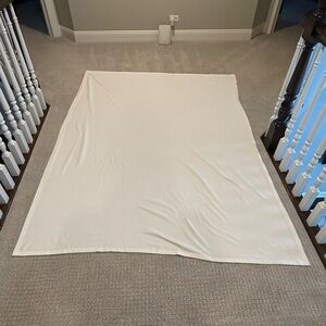 EUC! Berkshire Blanket White Twin 65 x 86” Fleece Blanket